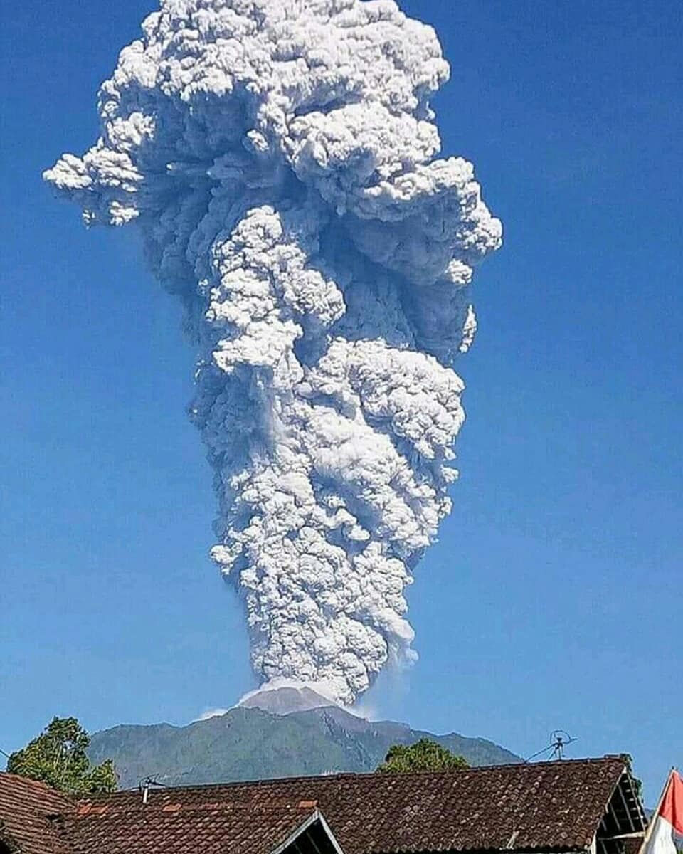 “Merapi volcano erupts sending plume of ash 11.6 km (38 000 feet) above sea level in Indonesia, Aviation color code RED #Merapi #volcano #eruption #Indonesia 