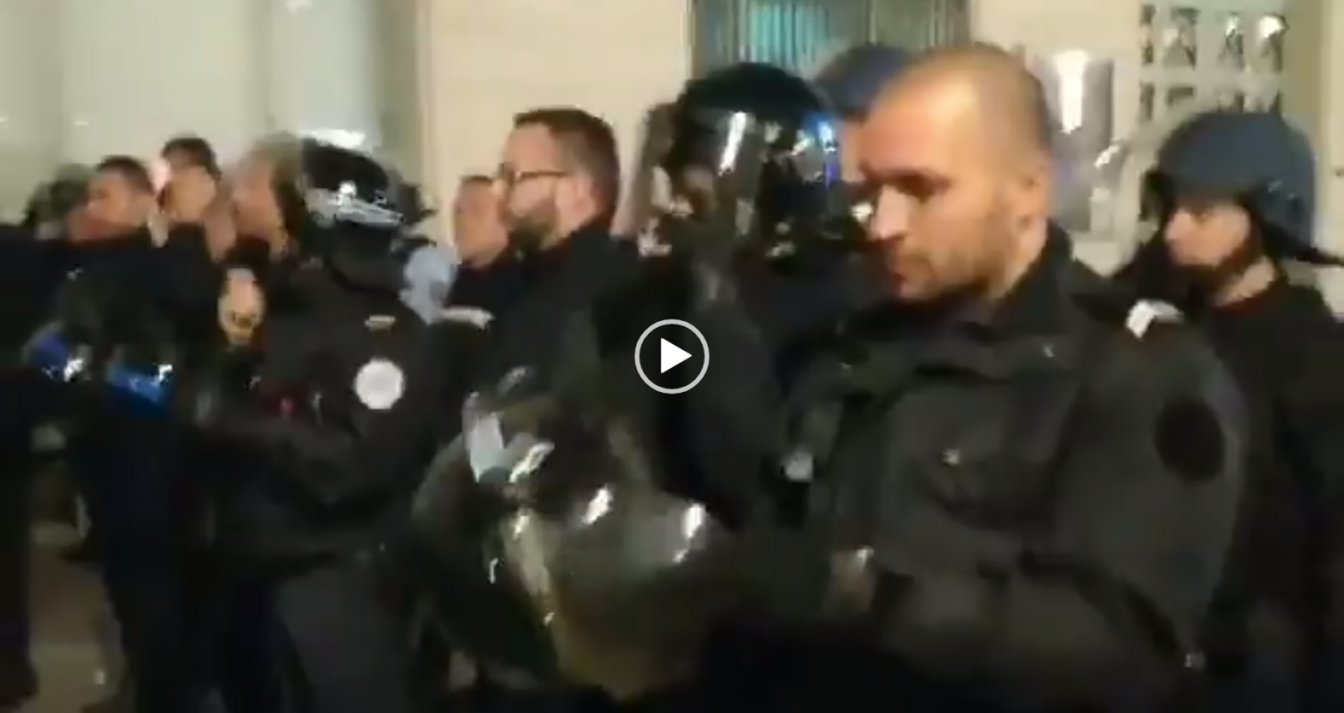 Macron says he will impose a #StateofEmergency against the #gilletJaunes. The firefighters turned their backs. Now the police remove their helmets to show solidarity with the French people AGAINST Macron.