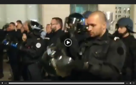 Macron says he will impose a #StateofEmergency against the #gilletJaunes. The firefighters turned their backs. Now the police remove their helmets to show solidarity with the French people AGAINST Macron.