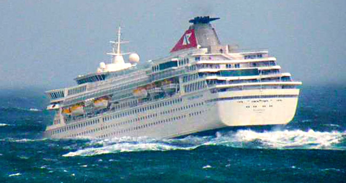 CRUISE SHIPS In BAD WEATHER Heavy Seas and RAGING STORMS!