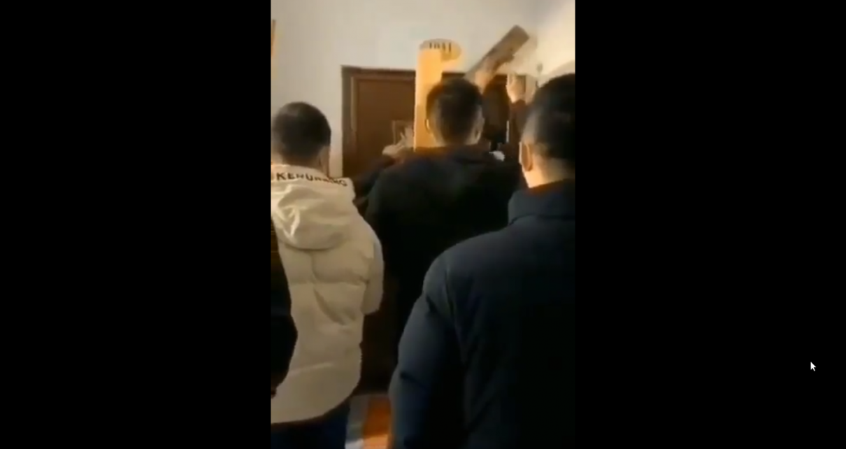 WATCH – People are turning vigilantly in China. Here is a mob Nailing boards to a mans apt door to shut him in! – VIDEO