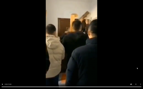 WATCH – People are turning vigilantly in China. Here is a mob Nailing boards to a mans apt door to shut him in! – VIDEO